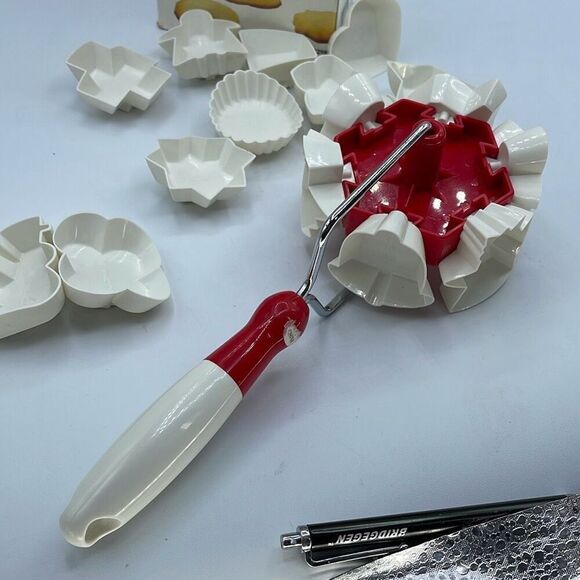 Vintage rolling cookie cutter with 18 interchangeable shapes. - Picture 7 of 9